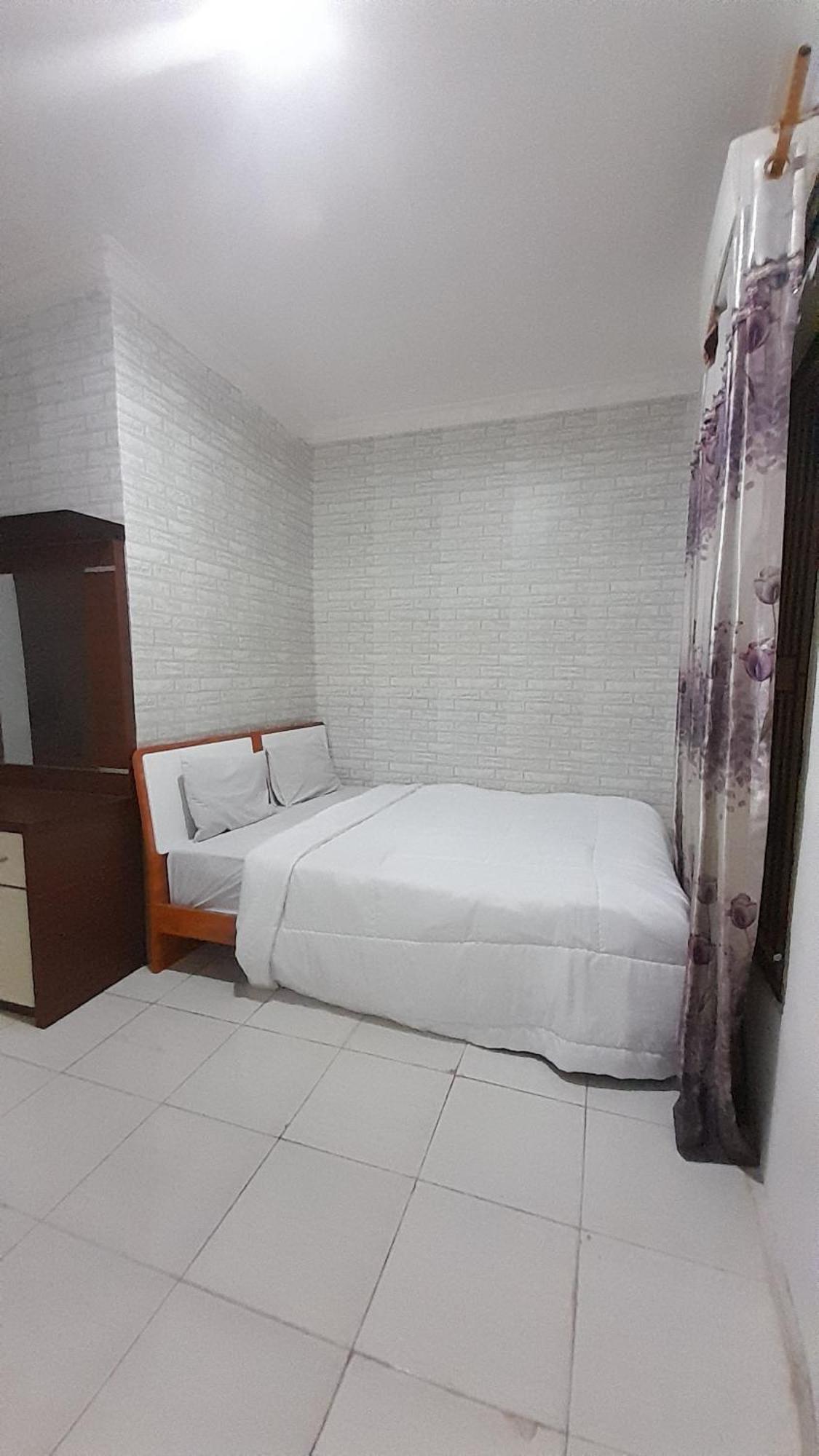 Spot On 92307 Kos Rumah Mirah Syariah 2* Medan